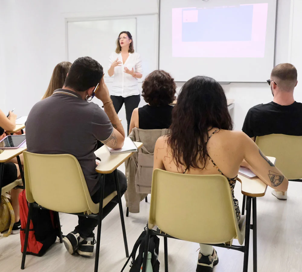 Profesora imparte clases ante grupo de estudiantes del curso especialista en autismo