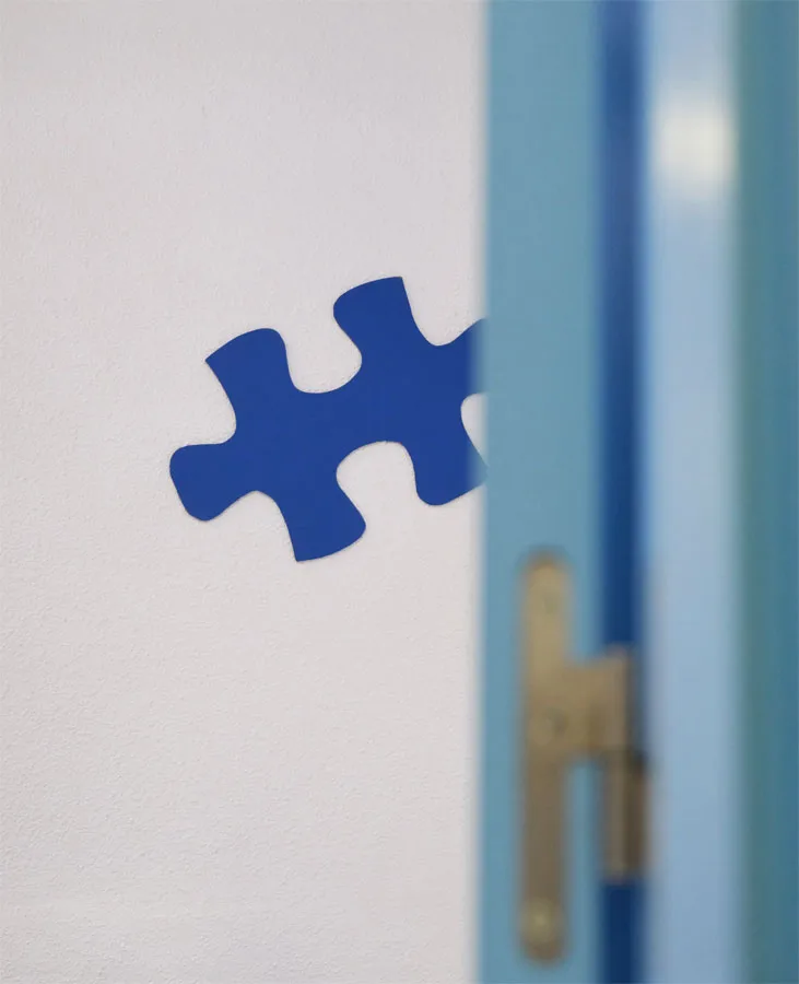Una pieza de puzzle que representa a las personas con autismo